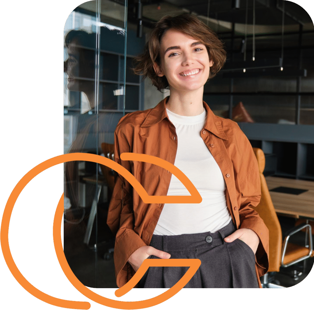 Profissional sorrindo em escritório de contabilidade | Contabilidade Terceiro Setor SP